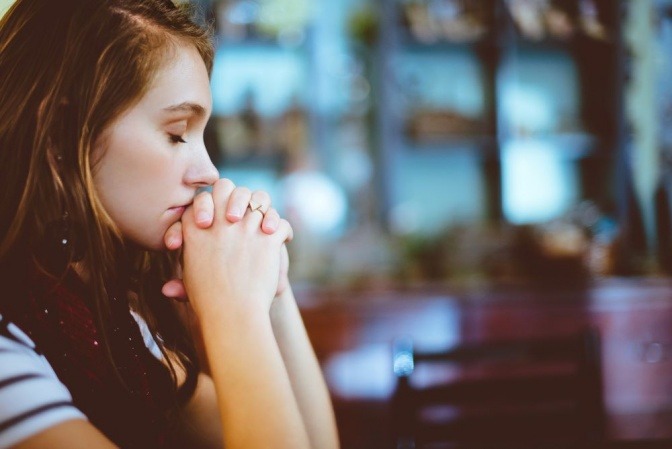 Eine Frau betet in der Kirche