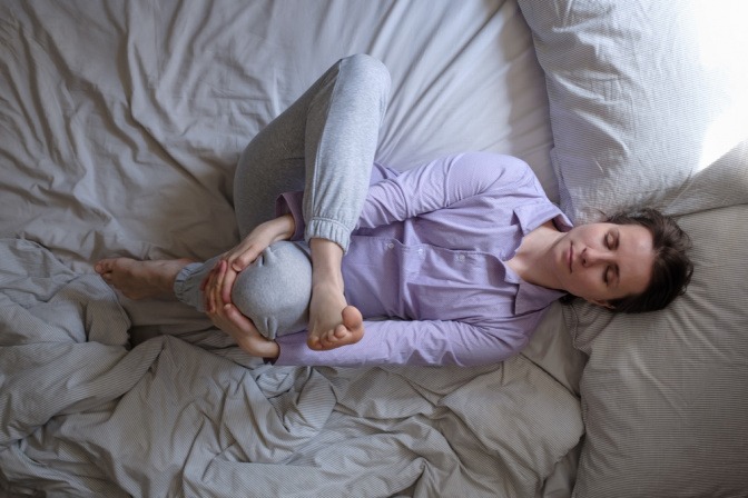 Frau macht eine Yoga-Übung als Abendroutine