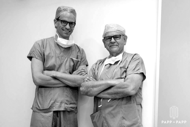 Die ästhetischen Chirurgen Dr. Alexander Papp und Dr. Christoph Papp stehen nebeneinander