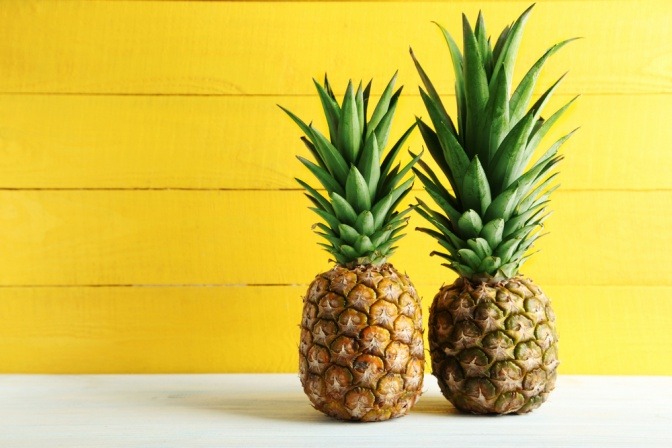 Ananas vor gelbem Hintergrund