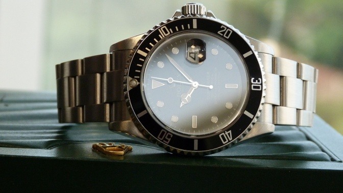 Eine Armbanduhr von Rolex, die im Trend liegt