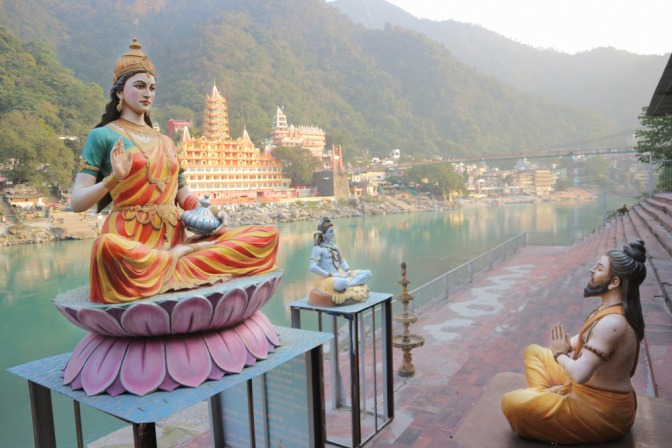 Flussufer von Rishikesh als Ort für Urlaub im Kloster 