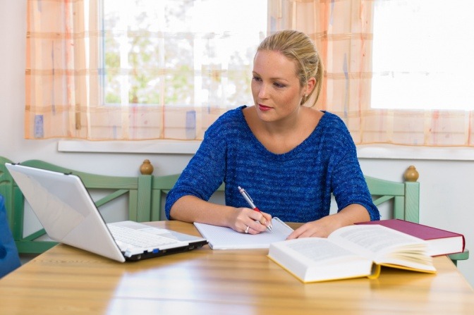 Eine junge Frau lernt für Ihre Mykotherapie Ausbildung, die sie online absolviert. 