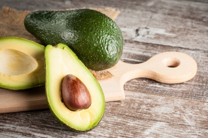 Avocades liegen auf einem Brett