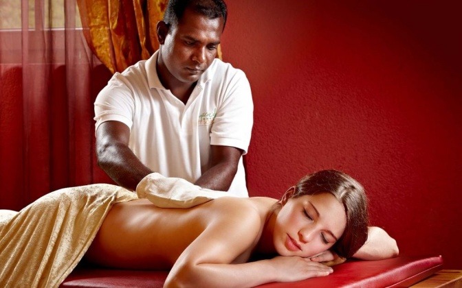 Frau bekommt Ayurveda-Behandlung im Ayurveda-Resort Mandira