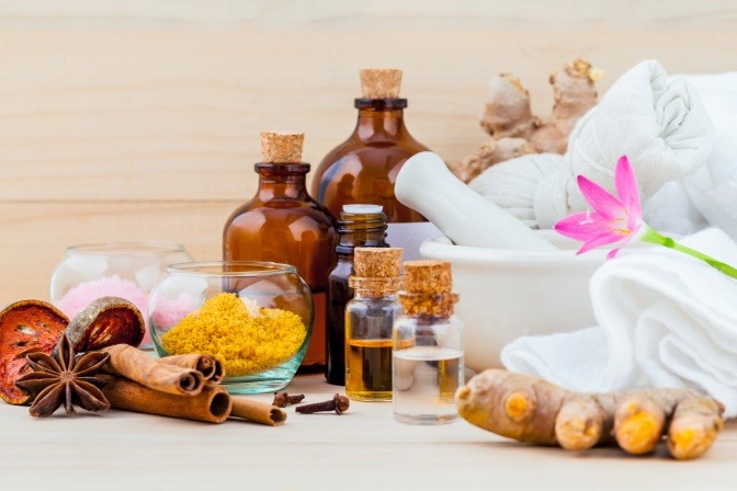 Utensilien, die man im Ayurveda verwendet liegen auf einem Platz