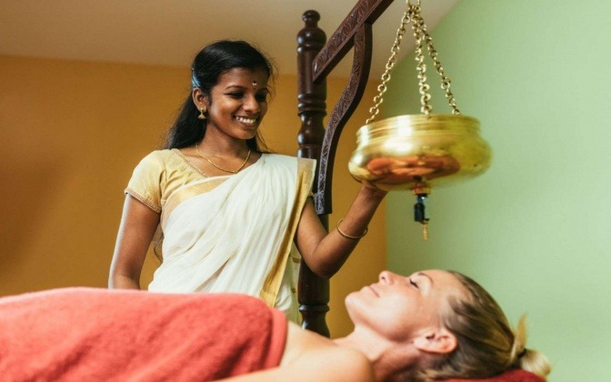 Eine Frau bekommt eine Ayurveda-Behandlung