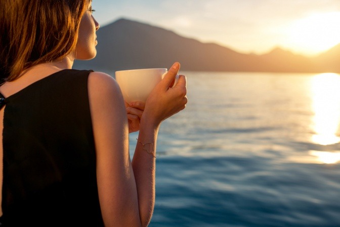 Frau in Balance mit schönem Körper am See