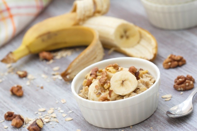 Bananen und Nüsse sind auf einem Tisch