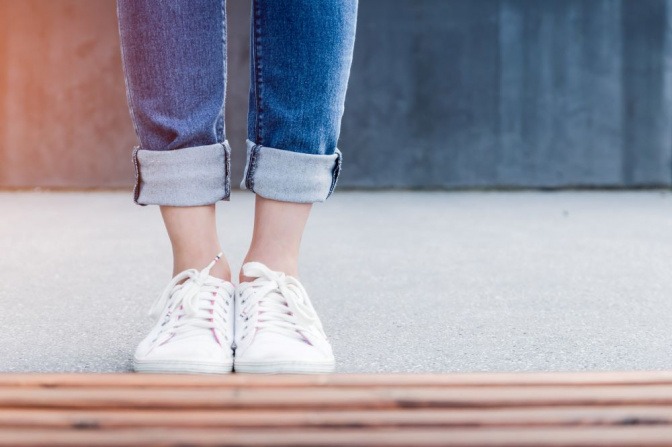 Beine sind mit einer Hose, die Füße mit Schuhen bedeckt