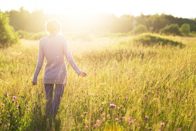 Eine Frau geht in der Natur spazieren