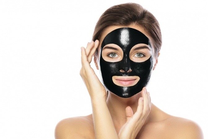 Eine Frau trägt den Beautytrend Blackhead Masken