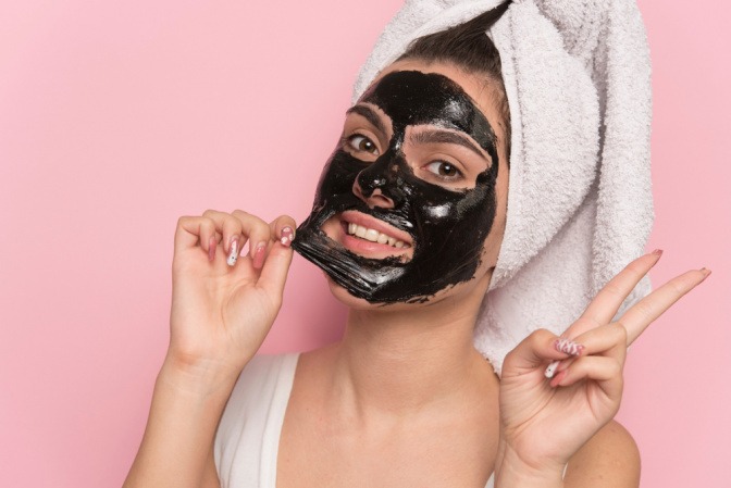 Frau mit schwarzer Peel-off-Maske