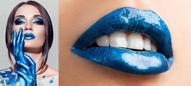 Eine Frau hat blaue Hände, blaue Augen und einen blauen Lippenstift