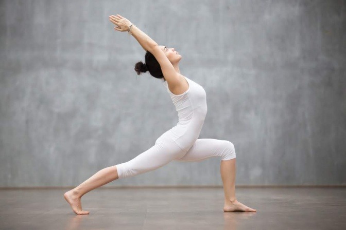 Frau in Yoga-Position