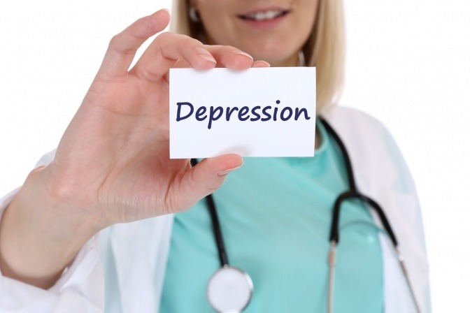 Eine Ärztin zeigt ein Schild, auf dem Depression steht