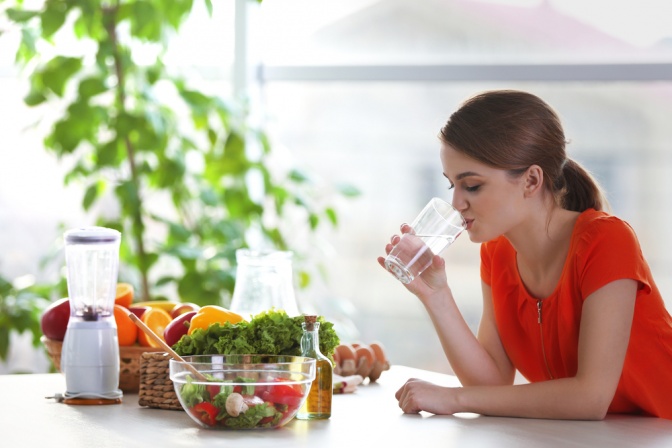 Eine Frau macht eine Detox Diät