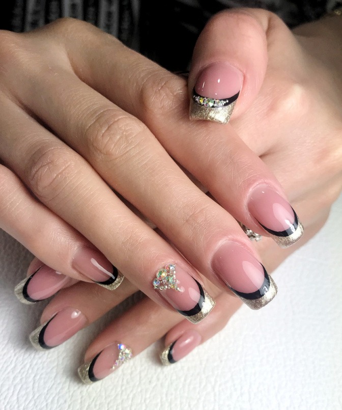 Double French Nails mit Gold