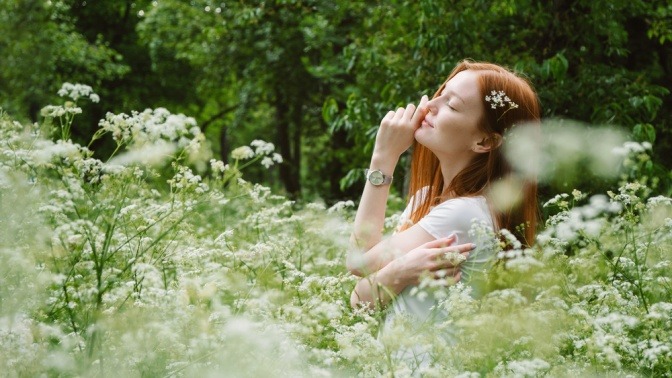 Eine Frau, die im Reinen mit sich selbst ist, in der Natur