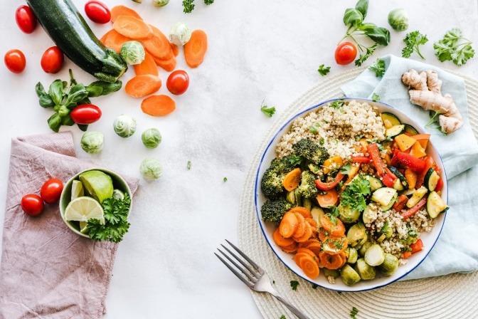 Gemüsesalat für eine gesunde Ernährung ist zubereitet