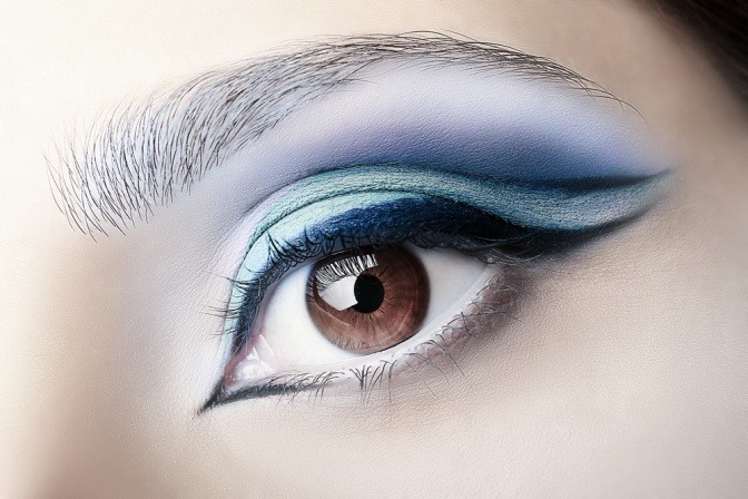 Blauer Eyeliner als einer der Eyeliner Trends 2019