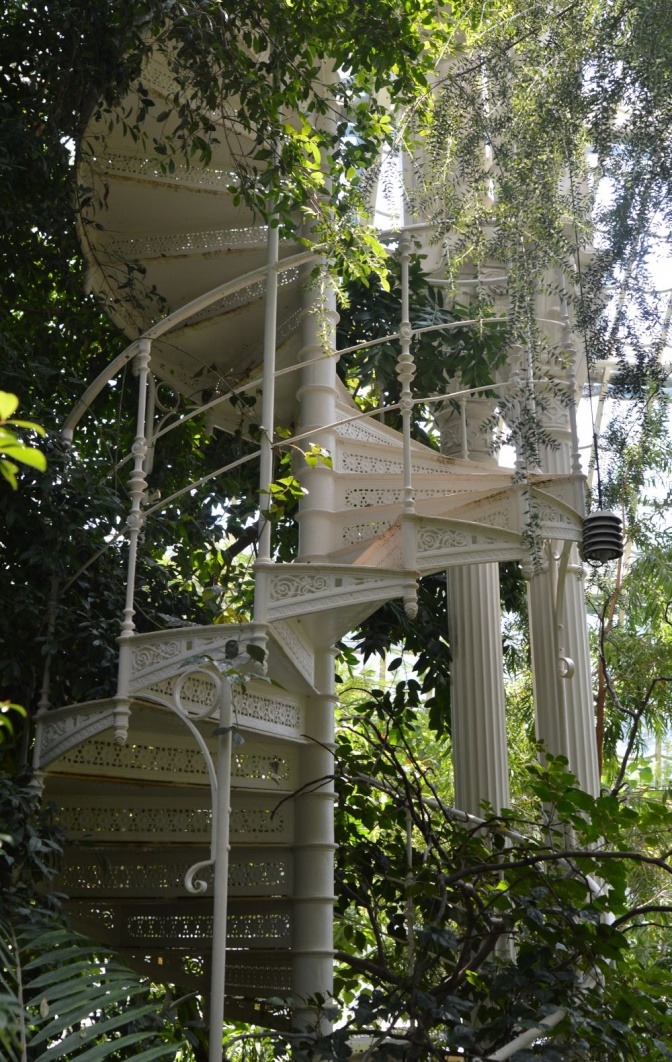 Eine Wendeltreppe befindet sich im Außenbereich eines Gebäudes