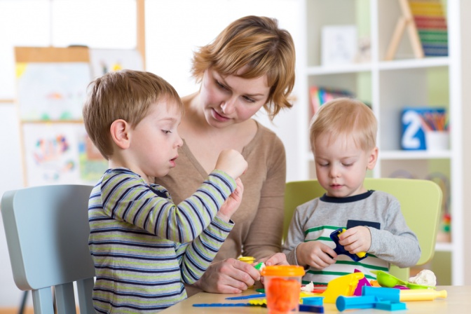 Eine Frau kümmert sich um ihre Kinder