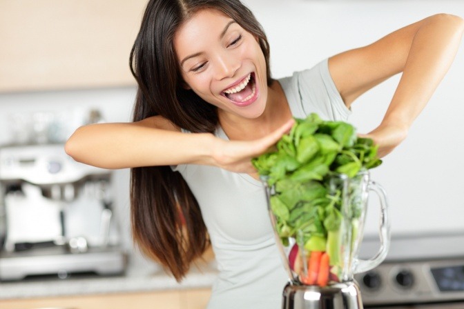 Eine Frau probiert einen Smoothie als einen der Ernährungstrends 2017