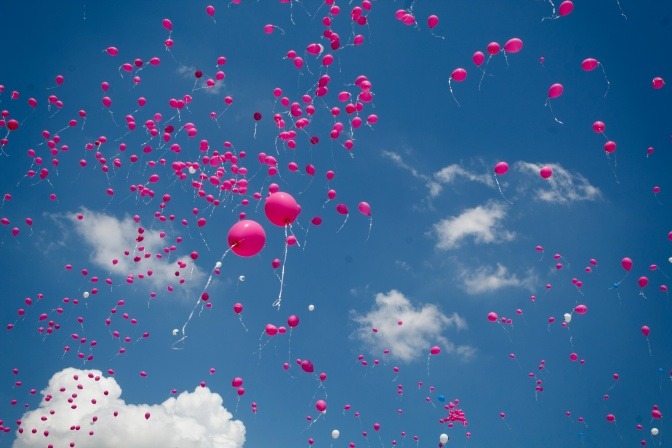 Pinke Ballons fliegen in die Luft