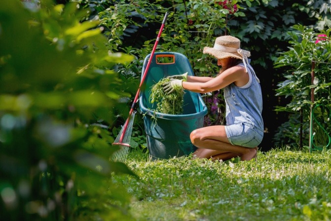 Frau mit Hut und Kind bei der Gartenabeit