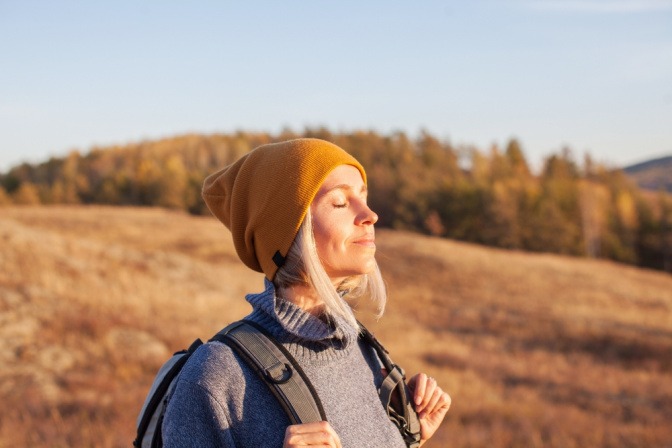 Frau beim Wandern als Gehmeditation
