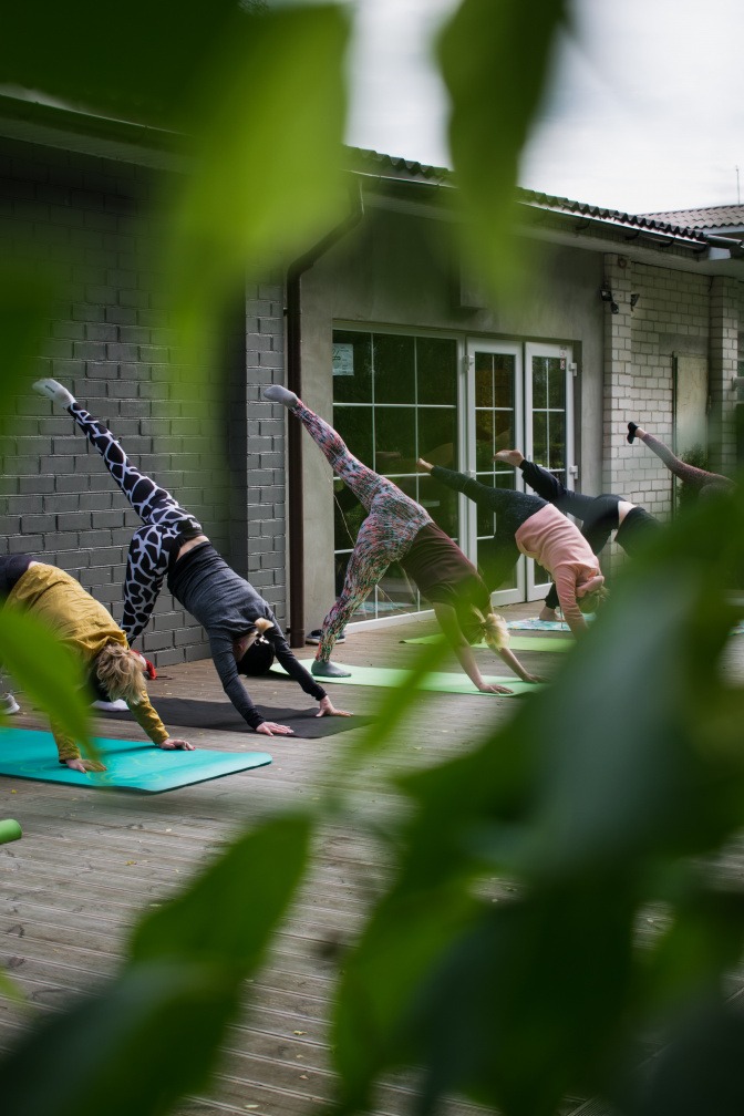 Gruppe im Yogastudio