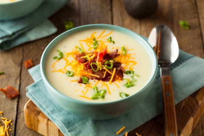 In einem Teller ist Gemüsesuppe zum Immunsystem stärken