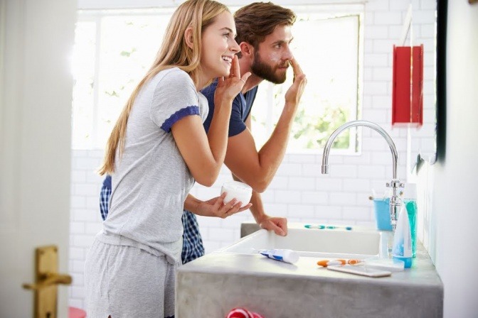 Ein Mann und eine Frau machen Gesichtspflege. Routine ist wichtig