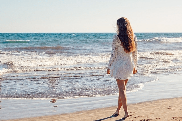 Eine Frau am Strand hat gesunde, kräftige Haare