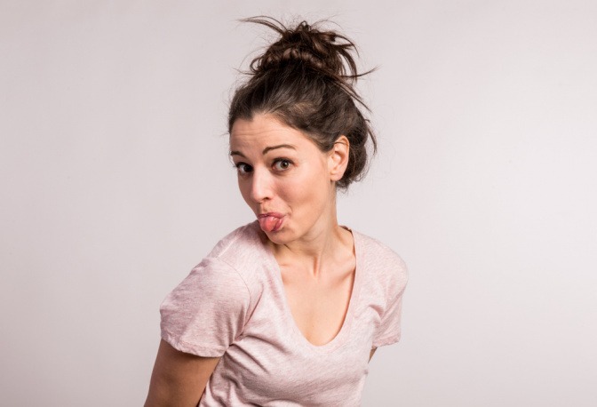 Messy Bun mit grauen Haaren für den Übergang