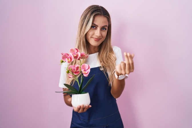 Frau mit Orchidee in der Hand