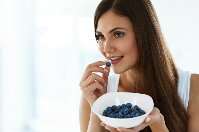 Blaubeeren in der Hand einer Frau