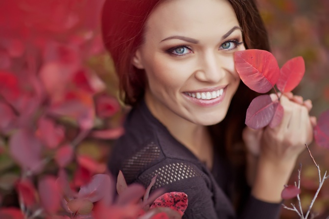 Eine Frau mit Herbst Styling lächelt