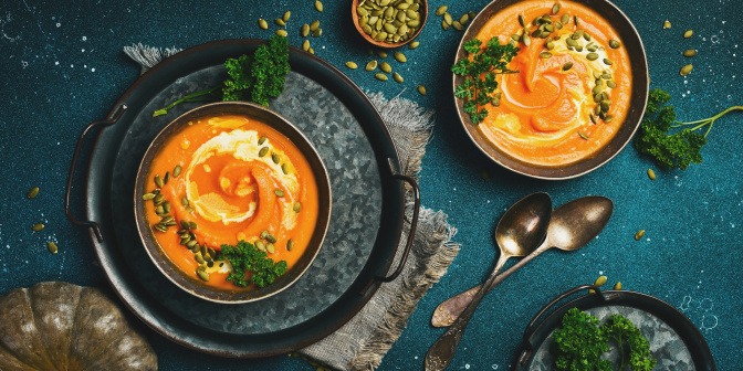 Kürbissuppe herbstlich angerichtet