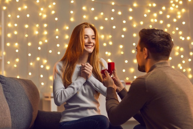 Mann macht einer Frau einen Heiratsantrag am Höhepunkt der Silvesternacht. 