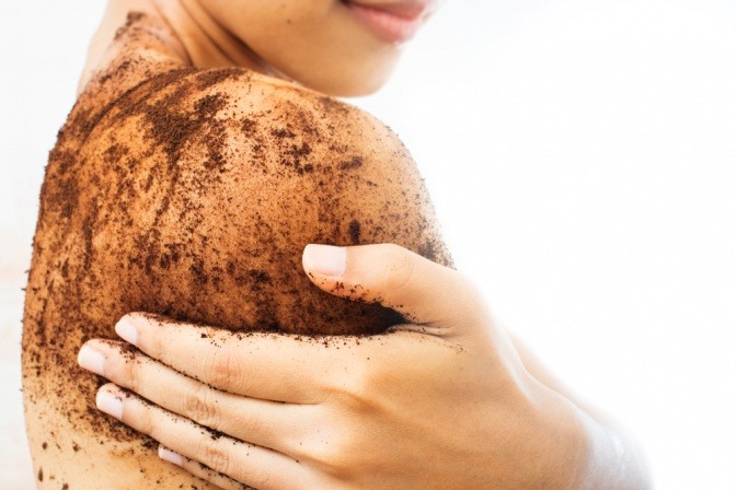 Eine Frau hat Kaffee-Peeling am Körper