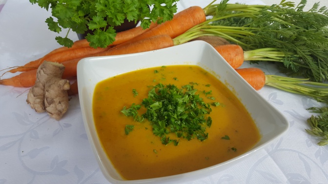 Eine Karotten Ingwer Suppe ist angerichet