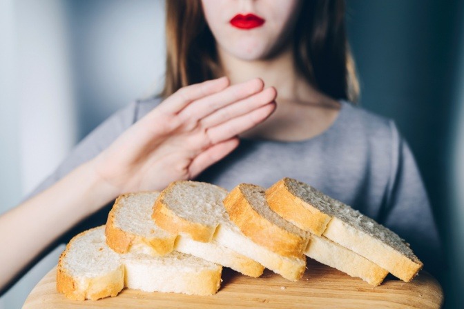 Frau vor Weizenbrot