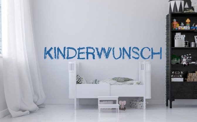 Symbolbild für einen unerfüllten Babywunsch in der Form einer leeren Babykrippe in einem Kinderzimmer. 