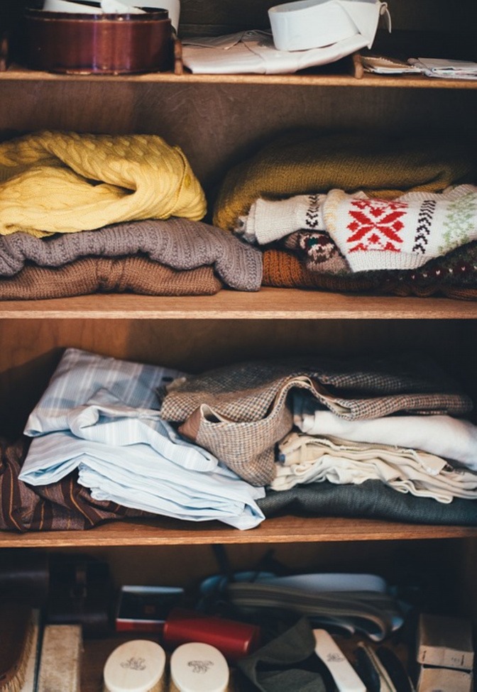 In einem Kleiderschrank liegen verschiedene Kleidungsstücke