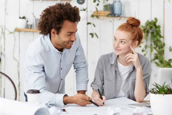 Mann und Frau beim Arbeiten.