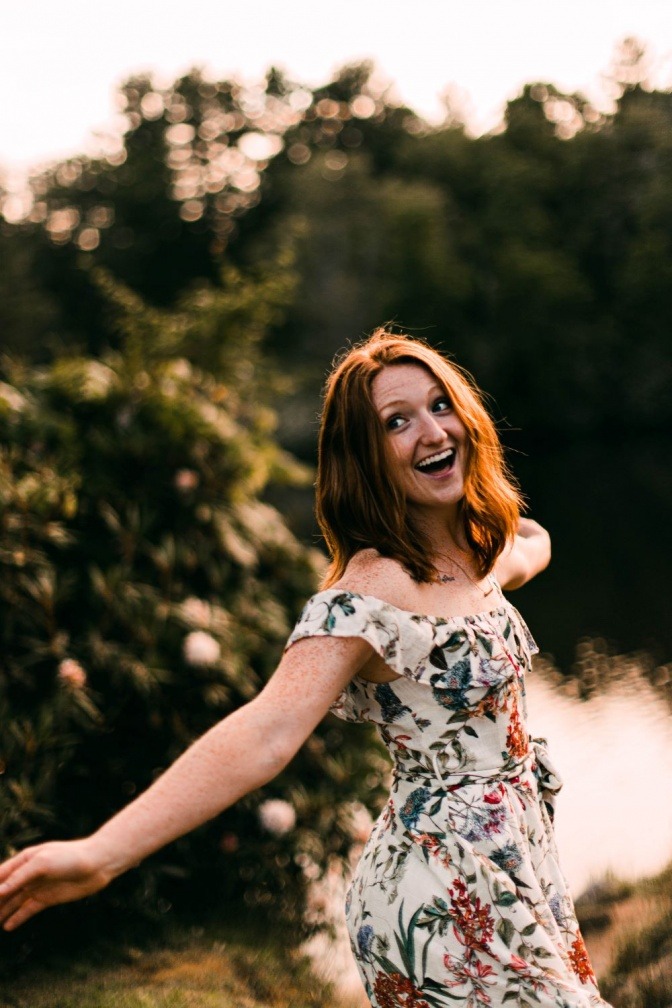 Eine Frau im Freien lacht, weil Lachen gesund ist