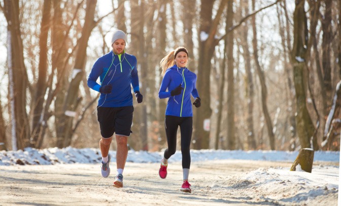 Paar beim Joggen im Winter.