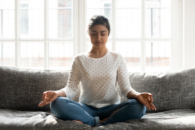 Frau in Yogapose